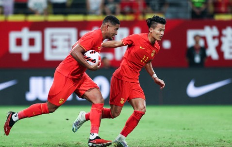 AG-热衷足球赛事,球队备战全力出击的英文